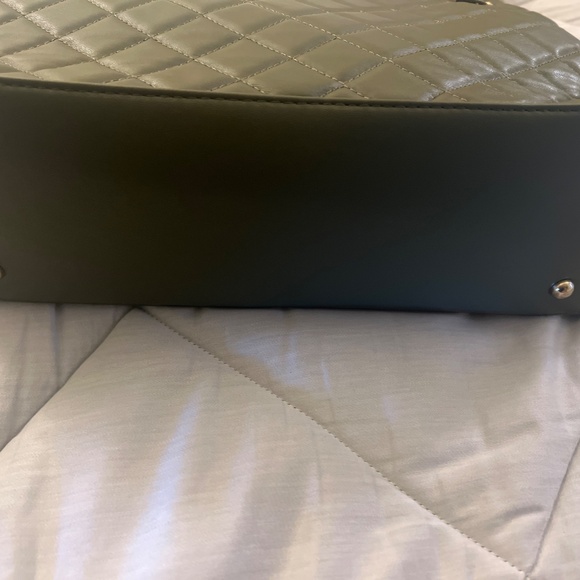 Big Diamond Wuilted Tote with Front lock - Picture 4 of 5